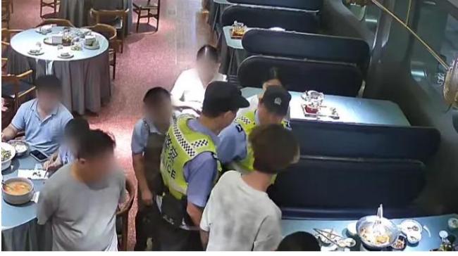 3人网购活蟑螂2天讹诈饭店3000元 恶意索赔团伙被刑拘