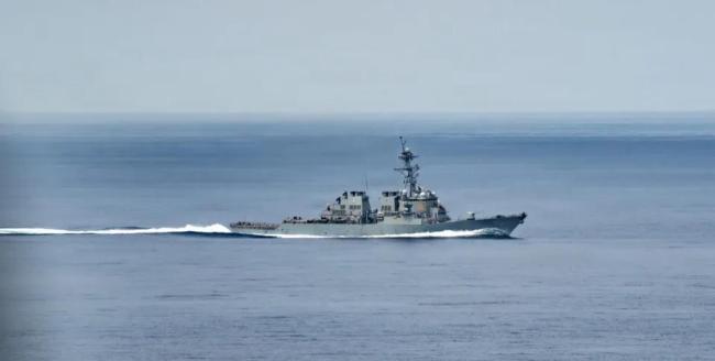 美军驱逐舰失去动力南海趴窝 高温下水兵困境引发关注