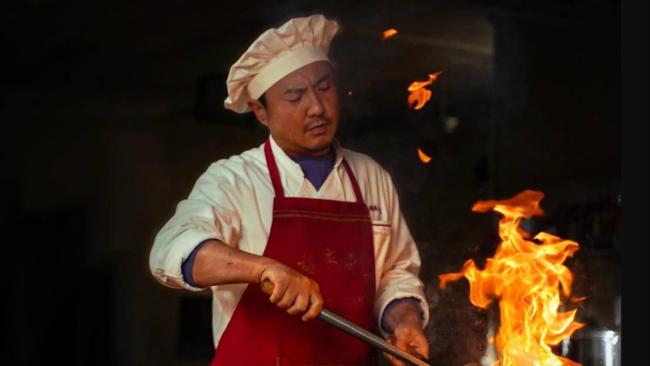 《欢迎来龙餐馆》那句“不够甜”背后