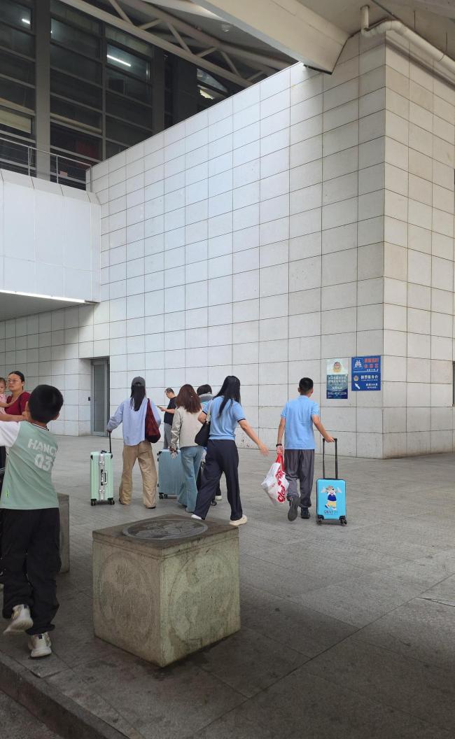 列车开走 姥爷站台上追车送别外孙女 不舍与泪别