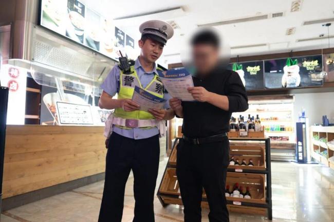 福州交警进KTV宣传拒绝酒驾 创新宣教方式