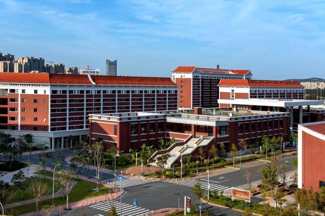 985大学开在县城 考进大山了 名校下沉引发热议