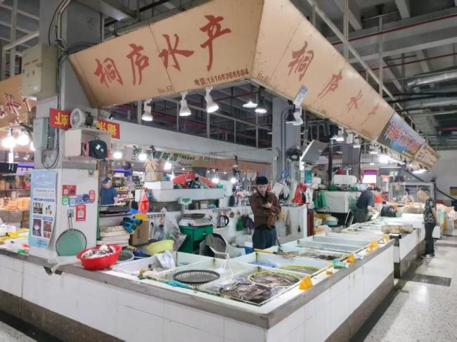杭州梭子蟹价格持续回落 市民尝鲜热情高涨