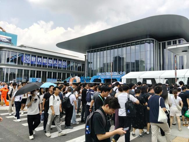 机器人频繁摔跤摔出新职业 贴膜技师悄然走红