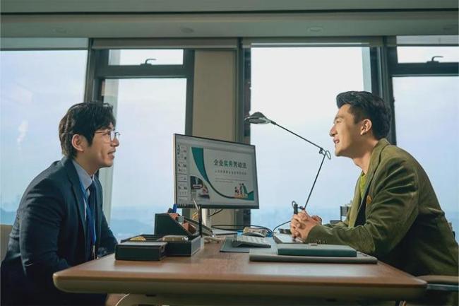 《年会2》无限流真能拯救打工人吗 笑声包裹现实困境