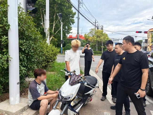 山东胶州公安整治电摩飙车乱象 净化道路环境保障安全