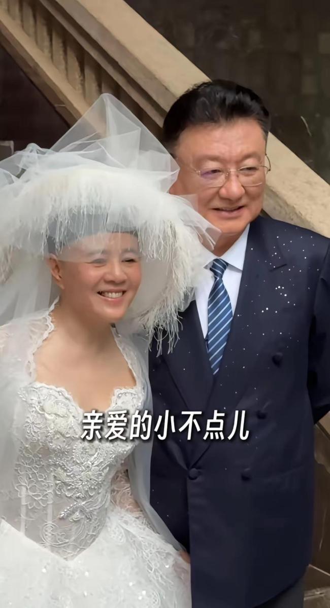 60岁金龟子穿婚纱刷屏！《新闻联播》国脸王宁罕见出镜，女儿一句话看哭全网