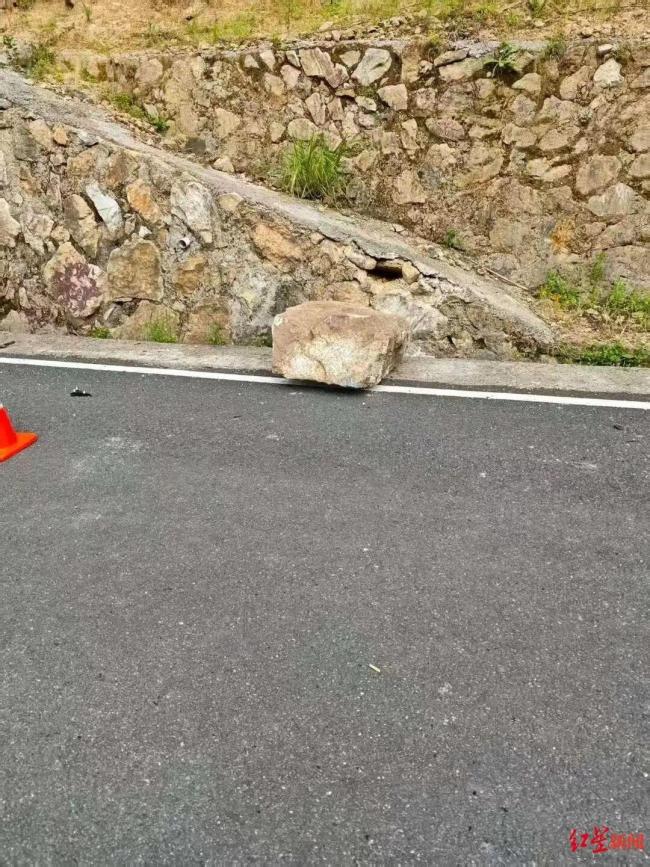 落石砸中路过车辆，致6个月女婴死亡 家属索赔191万引发争议