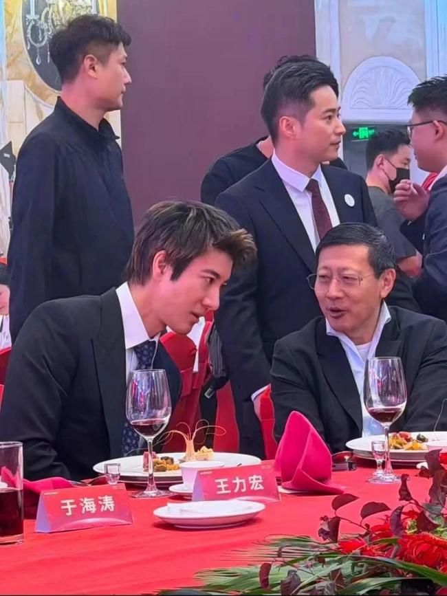 宇树科技上市王力宏坐主桌 股价首日大涨