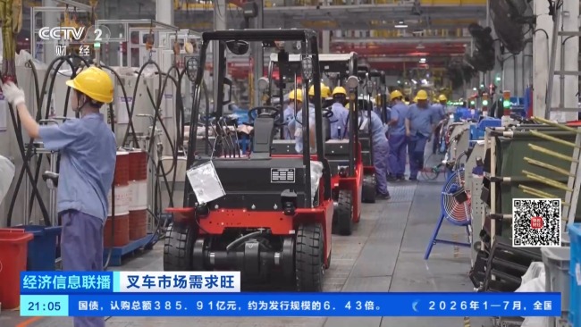 国产叉车全球爆单 电动化转型加速