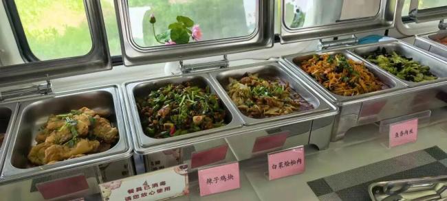 济南往返深圳列车上推出自助餐模式 旅途用餐更自在