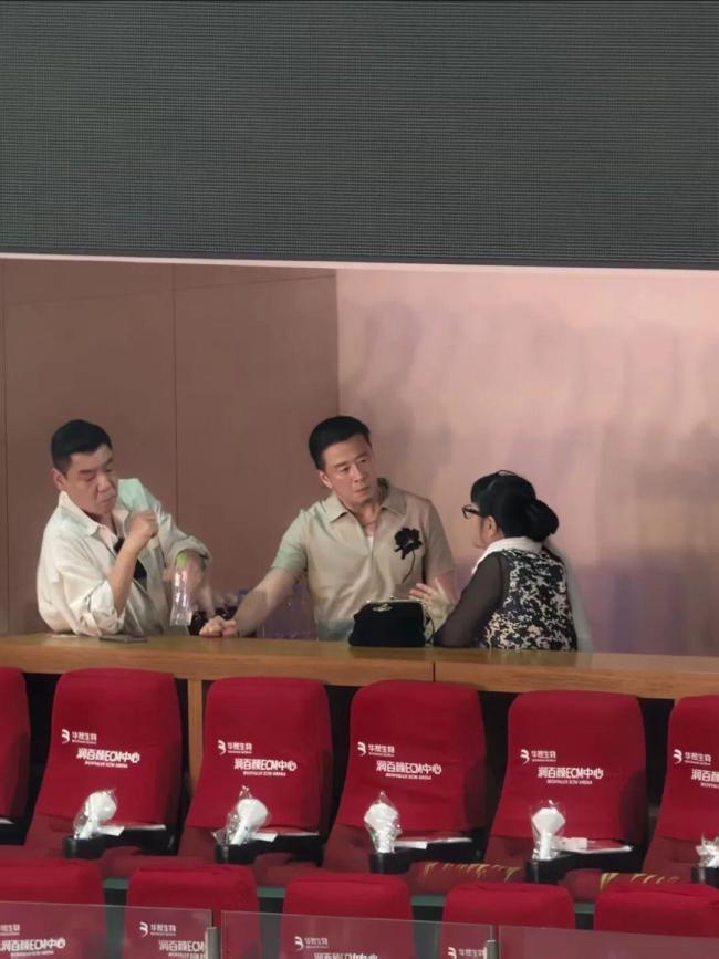 王菲现身那英演唱会 老友相聚共襄盛举