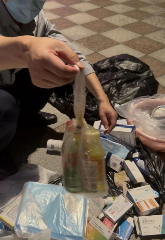 77岁老人转院时物品袋混入敌敌畏 医院管理疏漏引争议