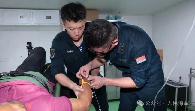 渔民作业时不慎断肢 东部战区救援 3舰1机接力救助