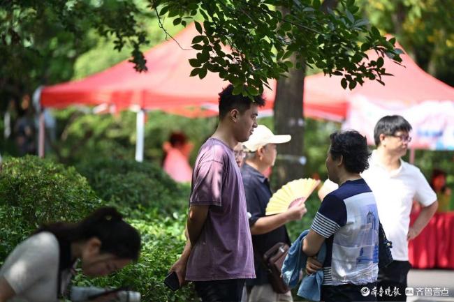 相亲会上优秀姑娘小伙被“围攻” 现场互动热烈