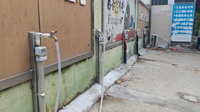 社区停水超40天居民接水只舍得吃 盼望恢复正常生活