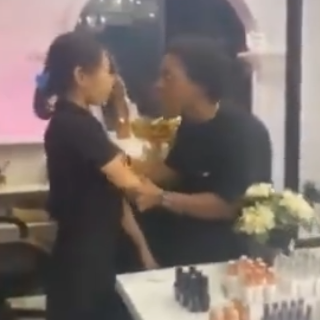 黑人游客袭击美甲店员，印尼警方直接抓捕游街