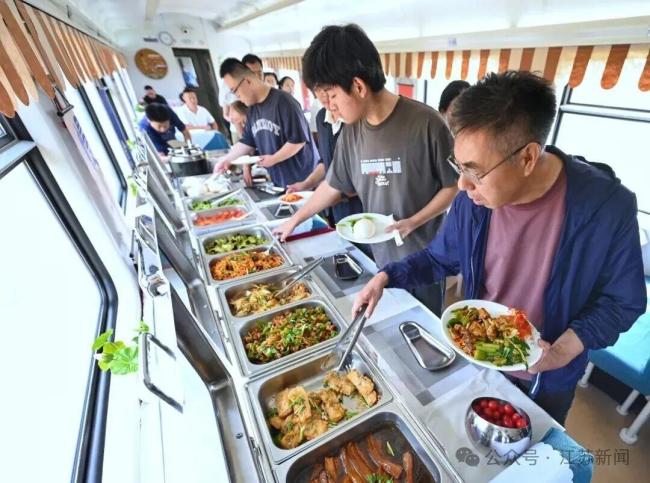 新列车上可以吃自助餐了 现炒菜品丰盛多样