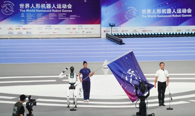 人形机器人运动会举重啦啦操齐开战 成都造“爱湫”闪耀登场