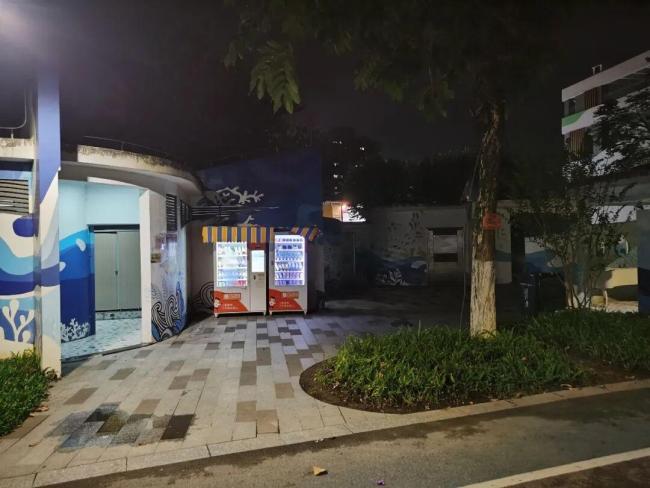 外卖员连找4间公厕均关门 引发夜间公厕开放讨论