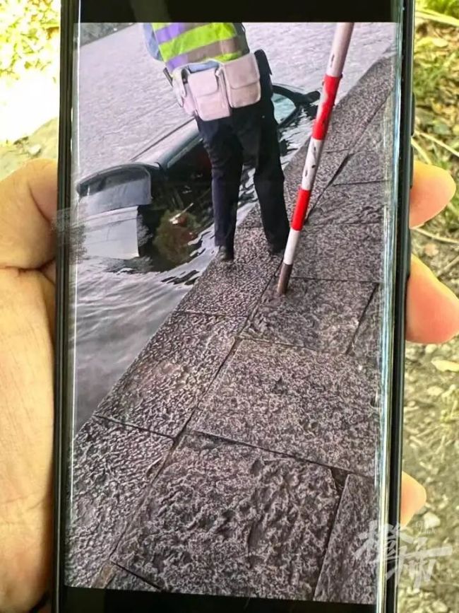 车辆冲入西湖 一男一女从水中爬出 操作不当导致落水