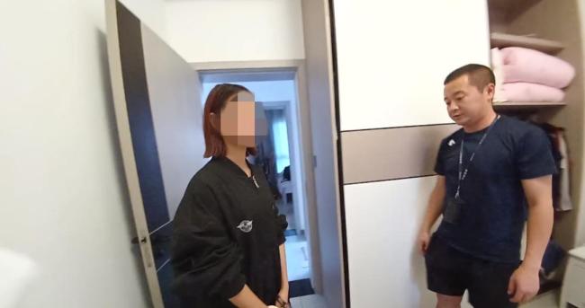 女子盗走男友家5万余元黄金 晒青春回忆引发盗窃