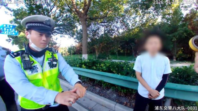 大货车司机用胶布贴车牌E改F 变造号牌被查处