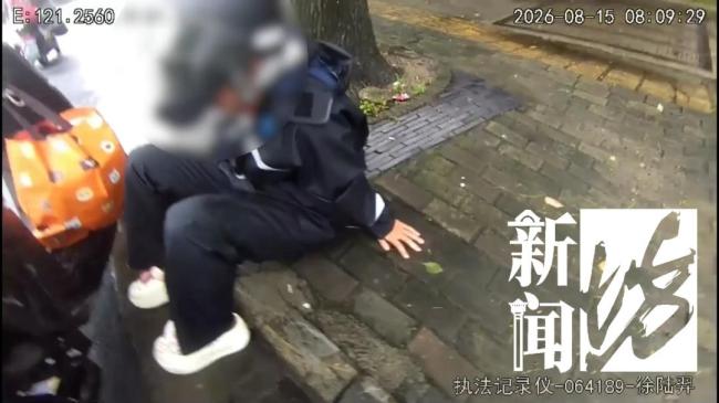 女子突发低血糖 民警救助