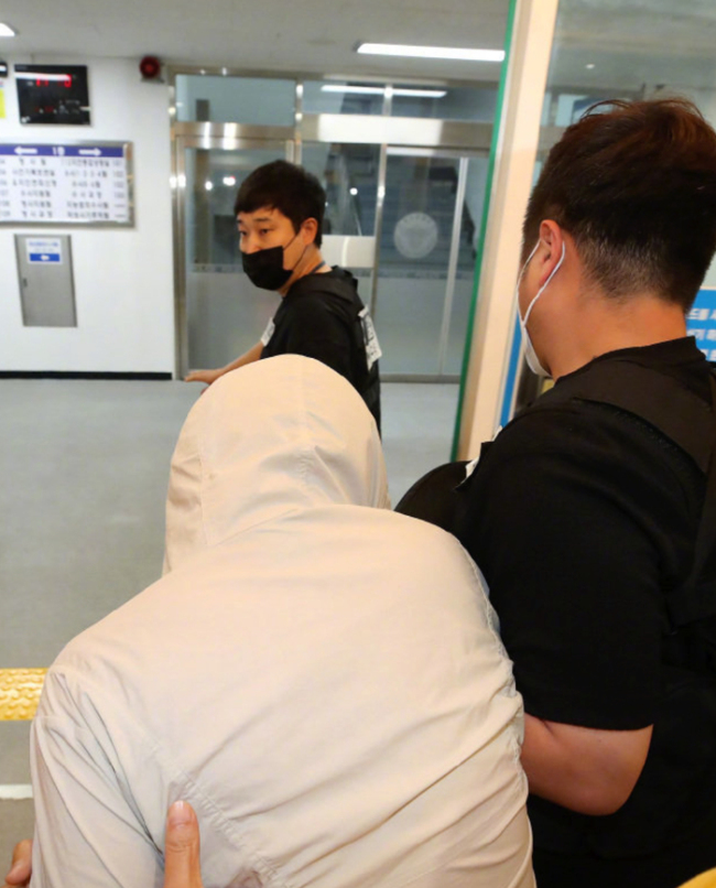杀害在韩女生嫌疑人被捕时低头沉默