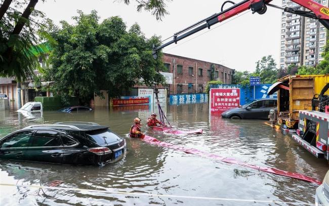 洪崖洞目击者称担心触电不敢救 暴雨积水成隐形炸弹