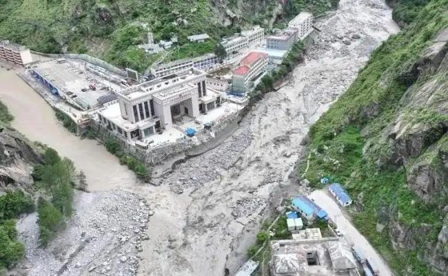 吉隆口岸导游称听到轰隆声以为雪崩 生死一线的临时决定