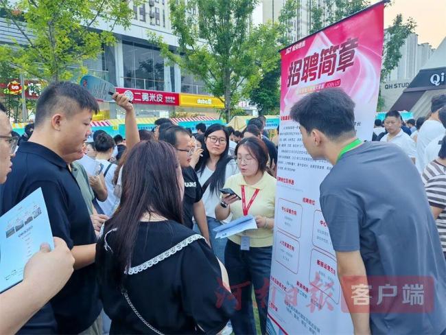 郑州航空港“人才夜市”火了 夜经济碰撞人才链