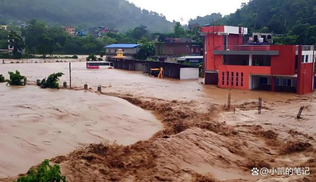 尼泊尔突发特大诡异洪水非降雨所致，波及印度边境灾情惨重 冰川雪崩引发灾难