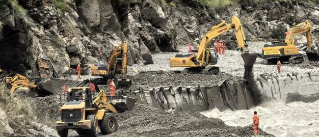 吉隆泥石流灾区道路已抢通800米，救援物资到达！