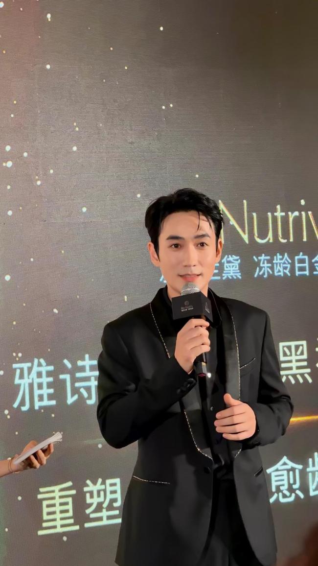 舒淇朱一龙神级同框 极简时尚典范