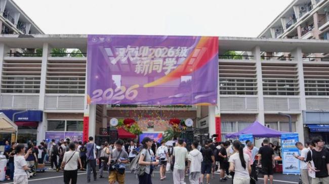 妈妈送儿子从湖南到浙江上大学