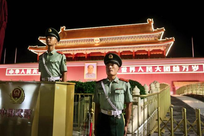 退役老兵在天安门广场完成哨位交接 军旅生涯圆满落幕