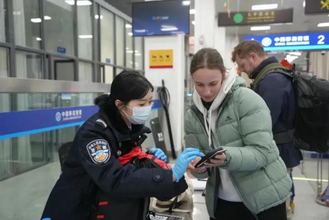 吉隆口岸小邬警官确认平安 网友牵挂身影