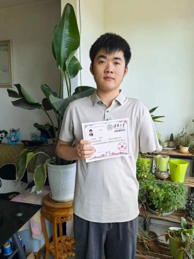 独臂少年考入清华：总有一条能走的路 逆境中的坚韧与希望