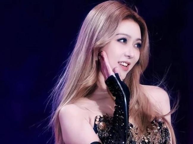 单依纯演唱会造型被吐槽像窗帘 舞台审美引争议