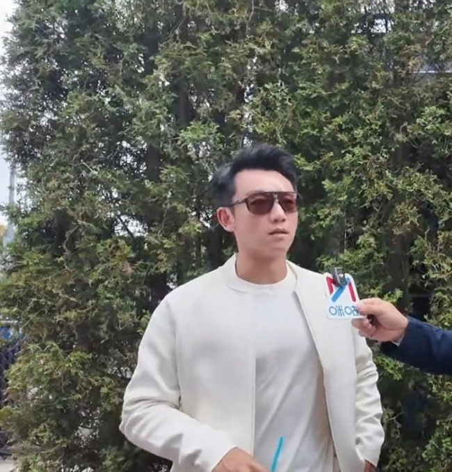 郑恺美网现场为吴易昺加油