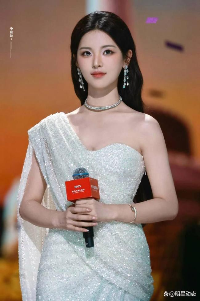 杨超越细闪单肩白裙造型