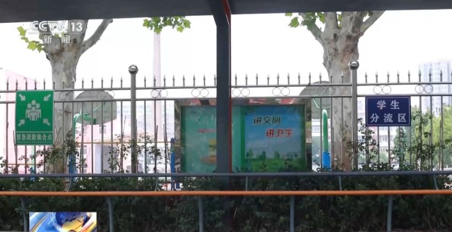 兼顾实用与美观 学校门口这“一根杆”广受好评