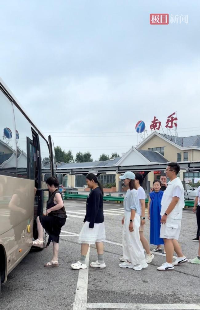 山东一家16口送新生赴西安交大