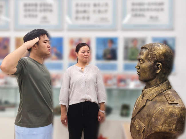 爸爸牺牲妈妈瞒10年儿子考上军校