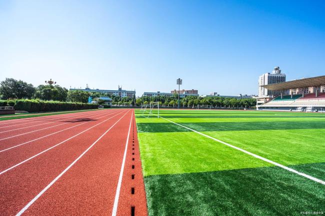 官方回应小学新校区被指气味刺鼻 紧急叫停确保学生健康