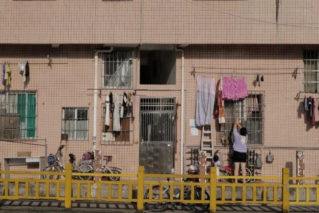 阳台外晾衣服晒被子算有碍市容吗 新规征求意见引发热议