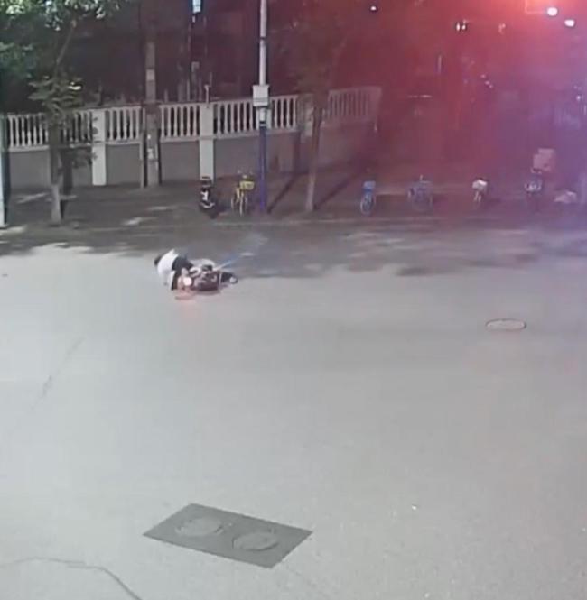 男子骑车摔倒诬陷路人被罚 酒后滋事受惩处