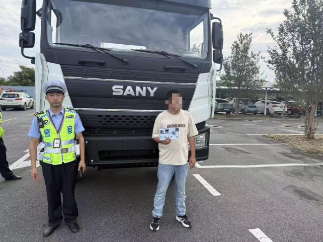 武汉江夏交警查处货车闯红灯 严惩违法行为