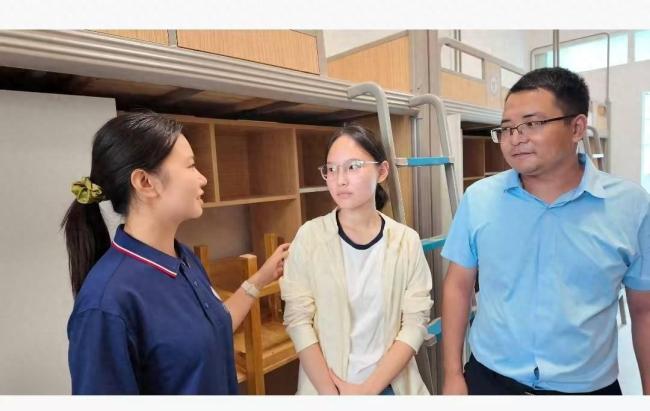 “追梦女孩”报到 校党委书记送礼包